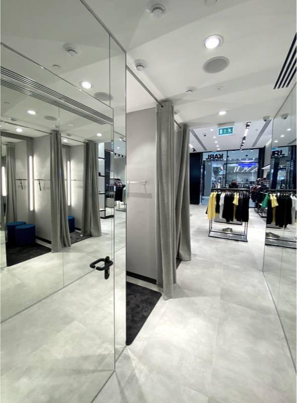 Дверь invisible в торговом зале ТЦ «Атриум»