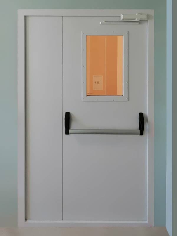 Дверь с окном и ручкой антипаника (ул. Нижняя Первомайская, 70)