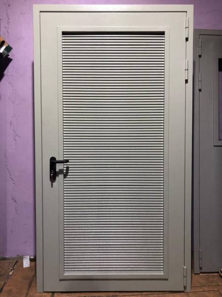 Дверь с тремя петлями