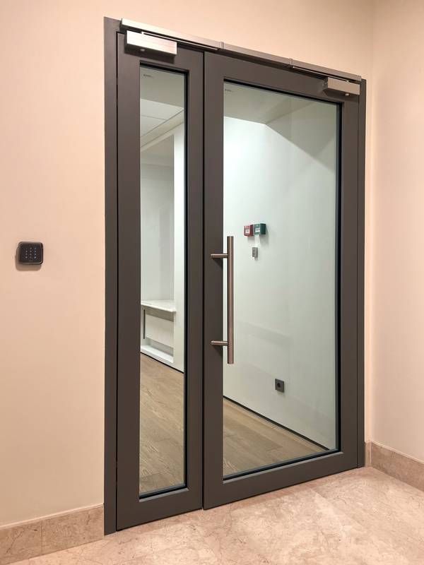 Полуторные двери eiw-60 с доводичком и скрытыми петлями