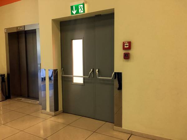 Полуторная остекленная дверь