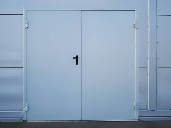 Распашная белая техническая дверь