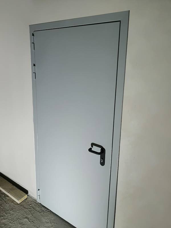 Серая огнестойкая дверь (г. Фрязино)